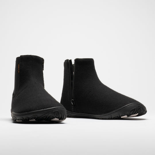 Vaistoa Sulo 2 winter barefoot chelsea boots – pair side by side, the left shoe shown from the front and the right shoe showing the inner side zipper