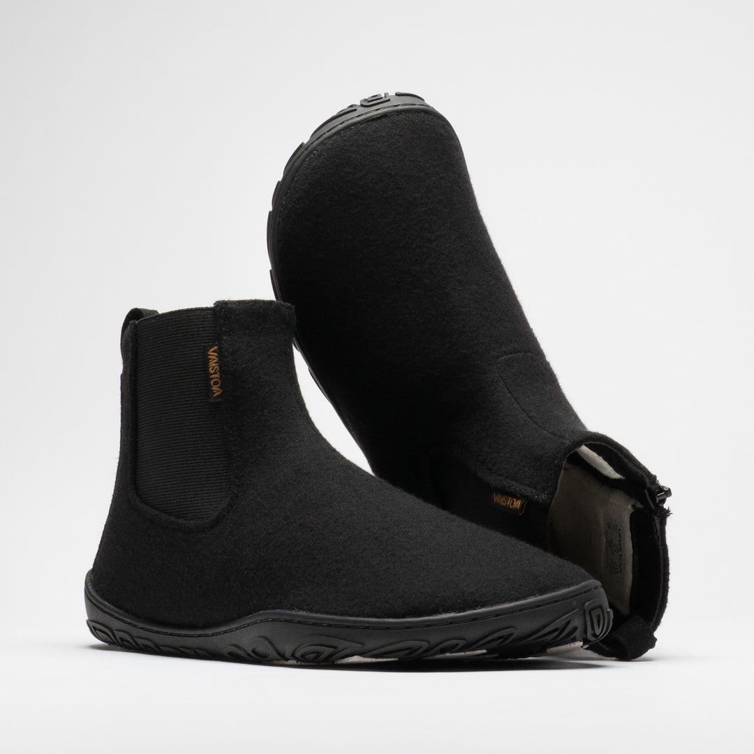 Vaistoa Sulo 2 winter barefoot chelsea boots – pair with the front shoe showing the elastic panel and the second shoe upside down behind it, showing the shaft opening, lining and zipper
