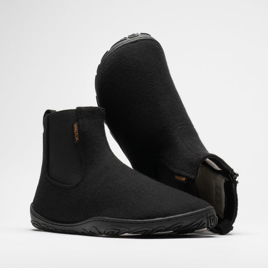 Vaistoa Sulo 2 winter barefoot chelsea boots – pair with the front shoe showing the elastic panel and the second shoe upside down behind it, showing the shaft opening, lining and zipper