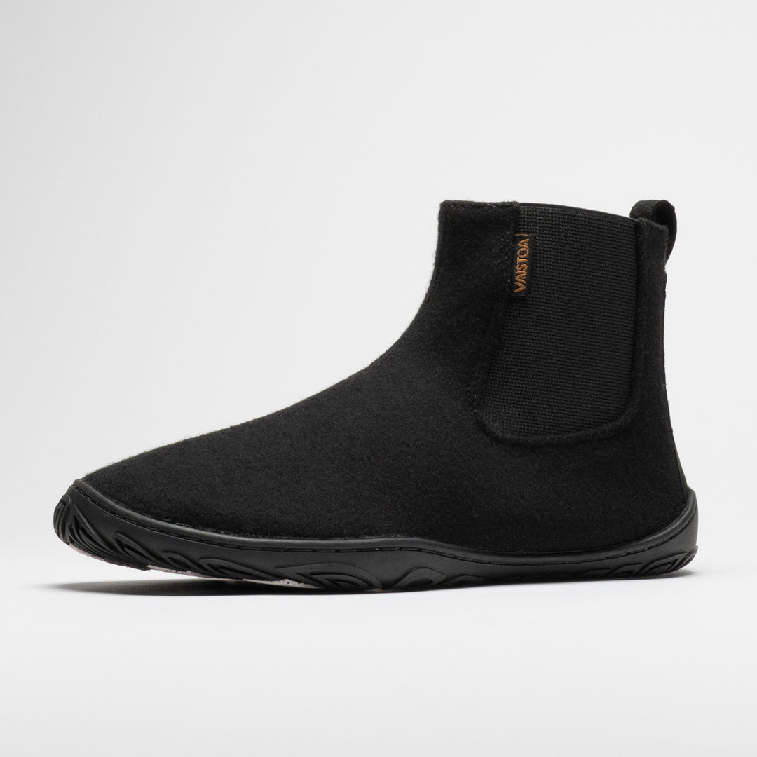 Vaistoa Sulo 2 winter barefoot chelsea boots – single shoe shown from a front angle with the elastic panel and pull tab visible