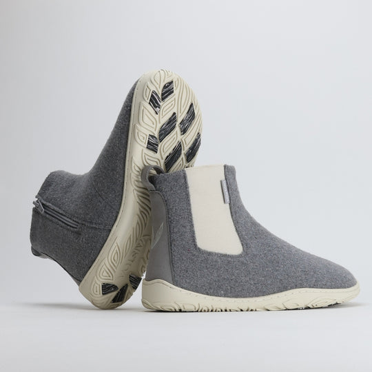 Pearl grey barefoot winter felt Chelsea boot with the sole resting against the upper, showing visible grip zones on the Vaistoa Pitoa™ winter sole for enhanced traction on icy and slippery surfaces.