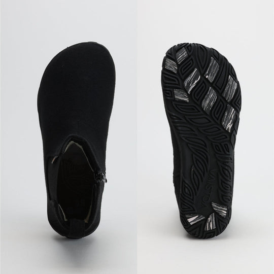 Kuva ylhäältä ja alhaalta päin samettisen mustasta Vaistoa Sulo -huopanilkkurista. Kuvassa korostuu kengän leveä, jalan anatomiaa tukeva varvastila sekä pitävä, luonnollista liikettä tukeva talvipohja.