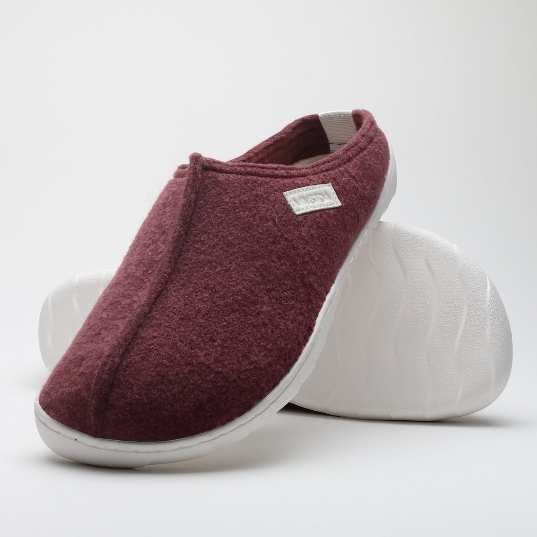 Vaistoa Toive felt barefoot slippers – burgundy slipper pair shown from a front angle, with the outsole of one slipper visible
