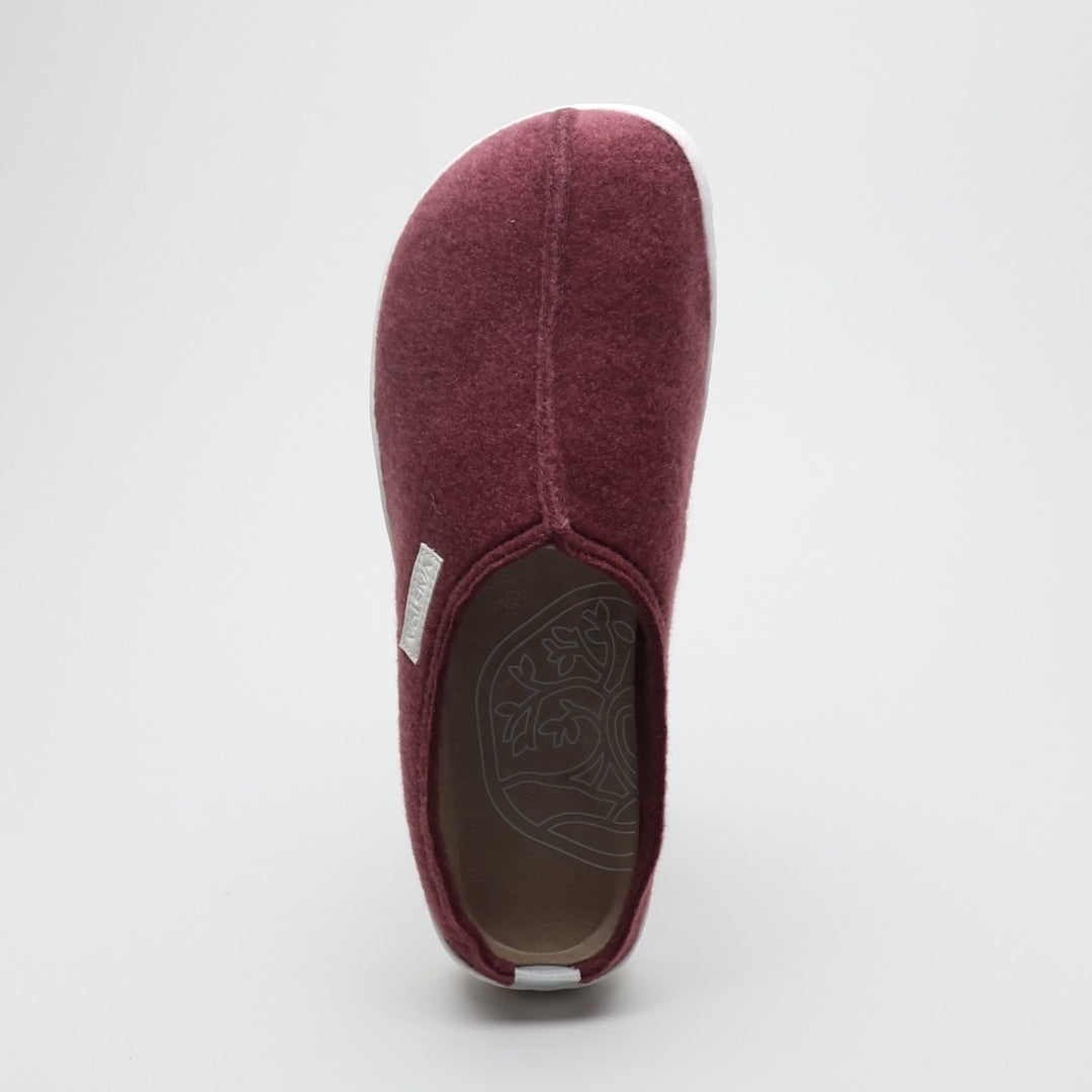 Vaistoa Toive felt barefoot slippers – burgundy felt slipper shown directly from above, showing the wide foot-shaped toe box