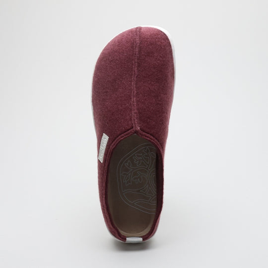 Vaistoa Toive felt barefoot slippers – burgundy felt slipper shown directly from above, showing the wide foot-shaped toe box