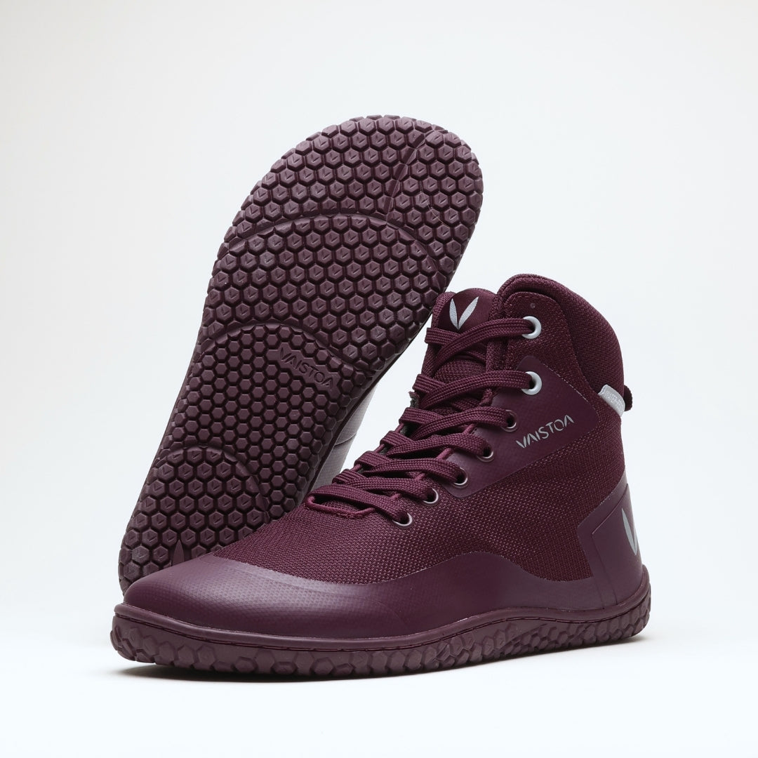 Vaistoa Tuohi 2 barefoot light hiking shoes burgundy – two shoes on a studio background, one lying with the honeycomb-patterned outsole facing the camera and the other standing turned slightly to the side