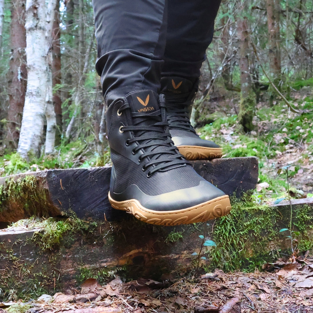 Vaistoa Tuohi barefoot trekking shoes black – lifestyle photo, spring, stepping down from duckboards