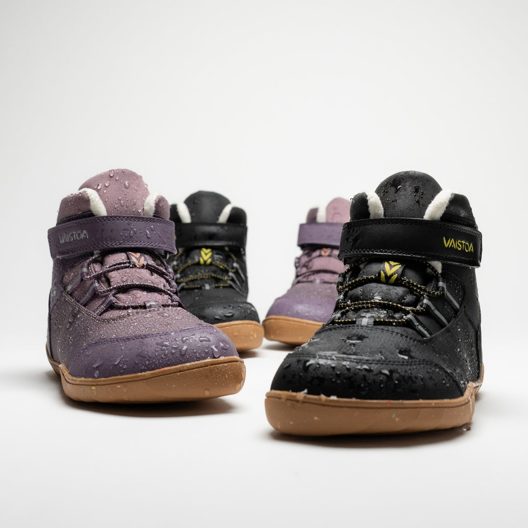 Vaistoa Ulappa 2 kids waterproof barefoot sneakers – two pairs side by side in both colours, with water droplets on the surface