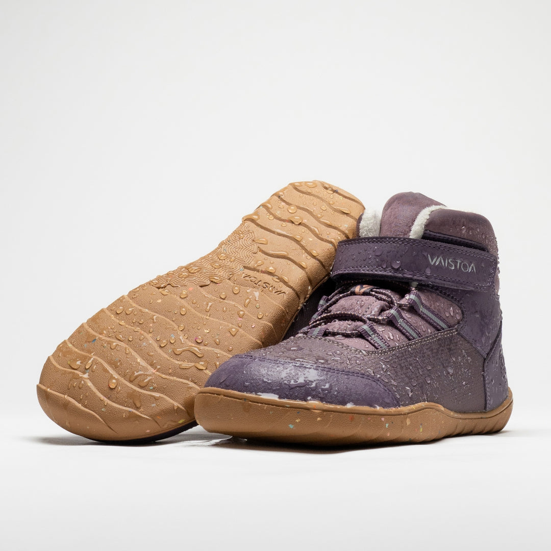 Vaistoa Ulappa 2 kids waterproof barefoot sneakers – pair with water droplets on the surface, one shoe lying with the outsole facing the camera and the other standing in front of it