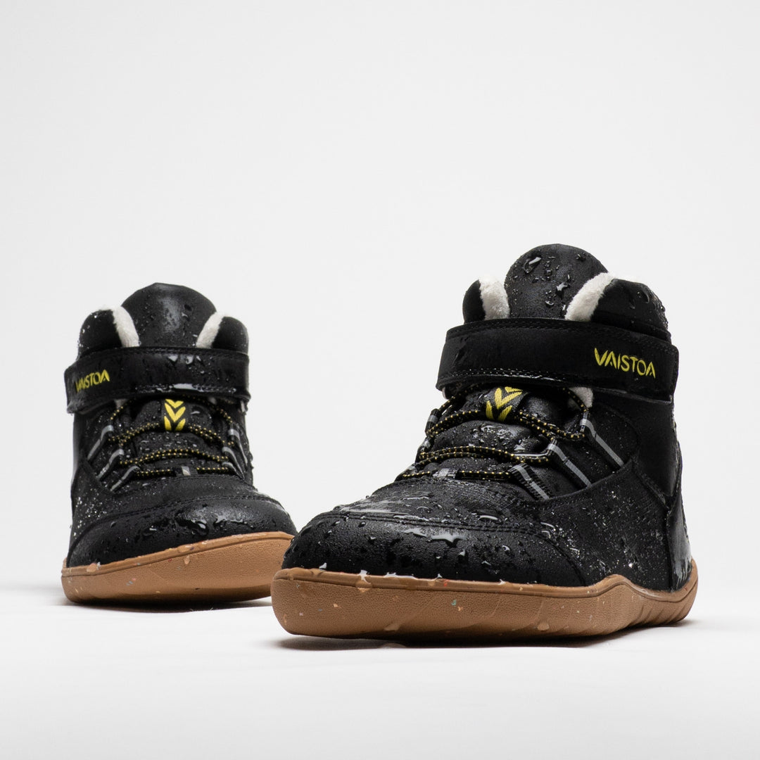 Vaistoa Ulappa 2 kids waterproof barefoot sneakers – pair shown from the front with water droplets on the surface