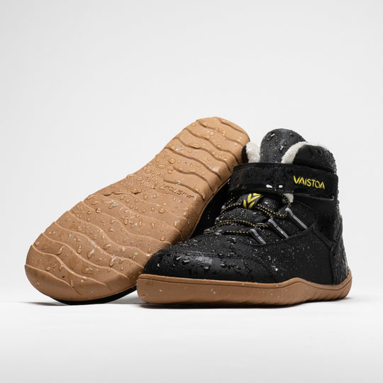 Vaistoa Ulappa 2 kids waterproof barefoot sneakers – pair with water droplets on the surface, one shoe lying with the outsole facing the camera and the other standing in front of it