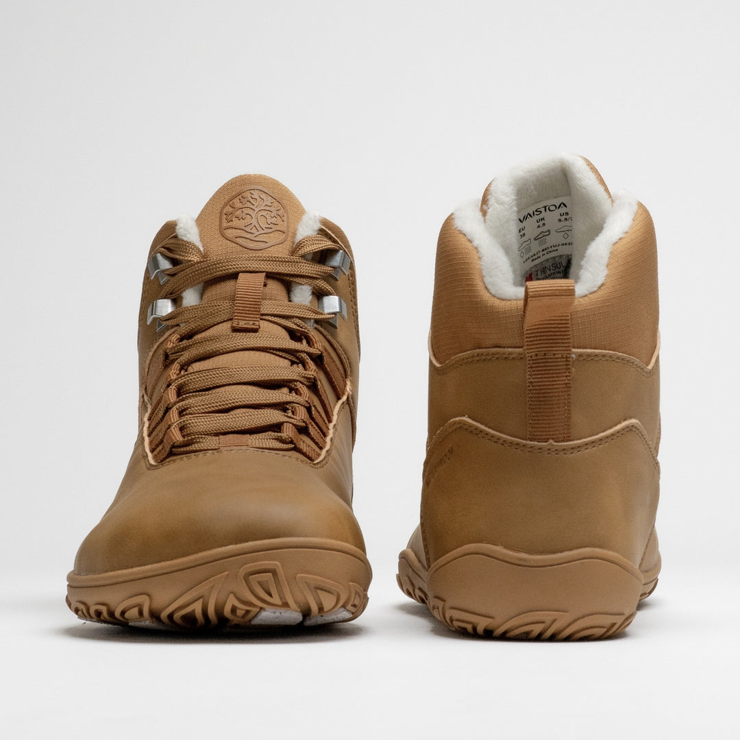 Vaistoa Uoma 4 winter barefoot trekking boots – pair shown from the front and back, the left shoe showing the wide toe box and lacing and the right shoe the heel, pull tab and faux fur lining