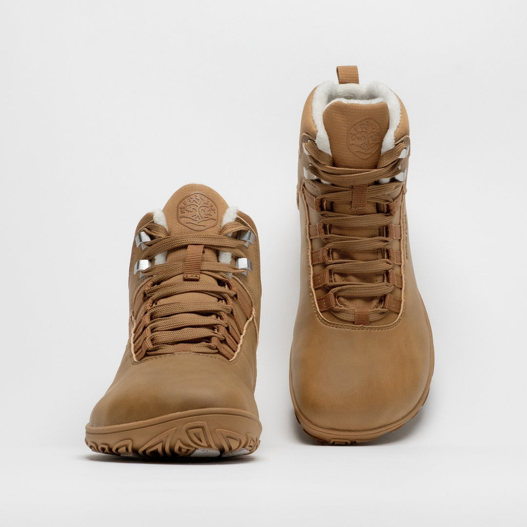 Vaistoa Uoma 4 winter barefoot trekking boots – pair with the left shoe shown from the front and the right shoe from a rear angle, showing the heel, pull tab and faux fur lining at the collar