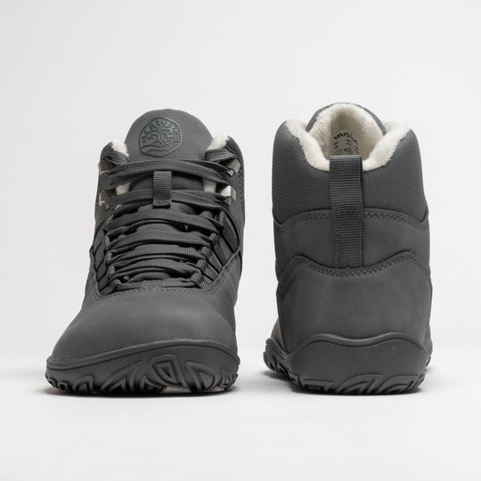Vaistoa Uoma 4 winter barefoot trekking boots – pair shown from the front and back, the left shoe showing the wide toe box and lacing and the right shoe the heel, pull tab and faux fur lining