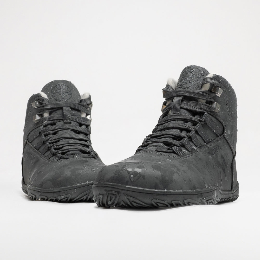 Vaistoa Uoma 4 winter barefoot trekking boots – pair shown from the front with water droplets on the surface