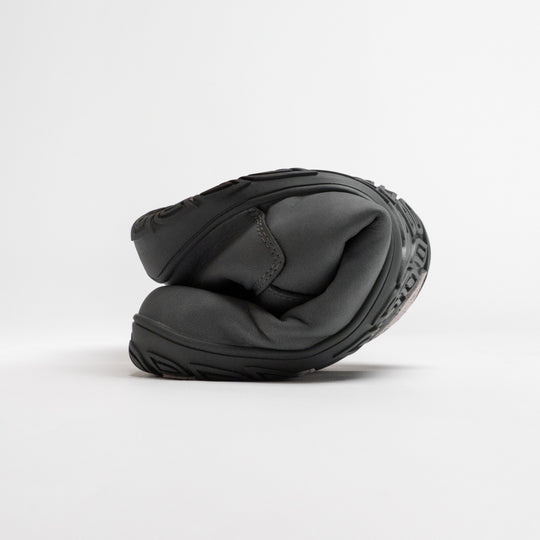 Vaistoa Uoma 4 winter barefoot trekking boots – single shoe rolled up to show how the thin and flexible outsole bends