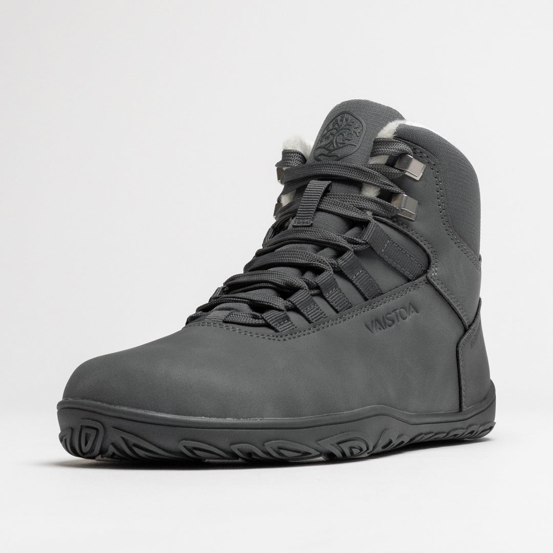 Vaistoa Uoma 4 winter barefoot trekking boots – single shoe shown from a front angle with the lacing and the Vaistoa logo on the side visible